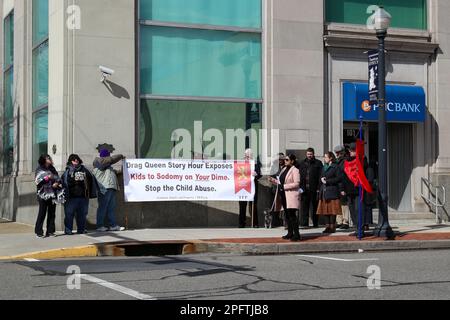 Berwick, Usa. 18. März 2023. Etwa ein Dutzend Leute von der American Society for the Defense of Tradition, Family and Property protestieren am 18. März 2023 gegen eine Drag-BINGO-Spendenaktion für das Berwick Theater and Center for Community Arts in Berwick, Pa. Die Demonstranten hielten ein Schild und beteten gegenüber dem Theater, während die ausverkaufte Drag BINGO Veranstaltung einige Meilen entfernt in der Nescopeck Township Fire Company stattfand. (Foto: Paul Weaver/Sipa USA) Guthaben: SIPA USA/Alamy Live News Stockfoto