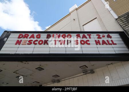 Berwick, Usa. 18. März 2023. Das Marquee des Berwick Theater and Center for Community Arts wirbt am 18. März 2023 für eine Drag-BINGO-Benefizveranstaltung in Berwick, Pa. (Foto: Paul Weaver/Sipa USA) Guthaben: SIPA USA/Alamy Live News Stockfoto