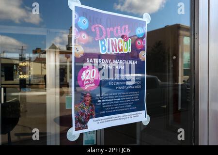 Berwick, Usa. 18. März 2023. Ein Schild im Fenster des Berwick Theater and Center for Community Arts in Berwick, Pa, wirbt am 18. März 2023 für eine Drag-BINGO-Spendenaktion. (Foto: Paul Weaver/Sipa USA) Guthaben: SIPA USA/Alamy Live News Stockfoto