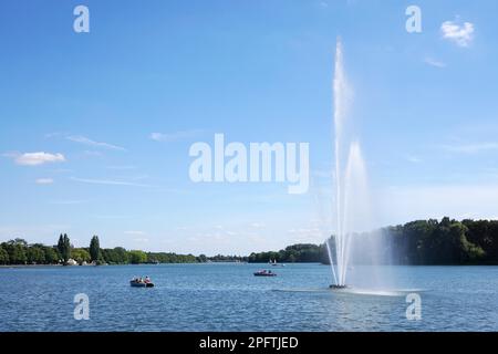 See mit Booten und Brunnen. Maschsee in Hannover, Deutschland Stockfoto