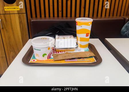 Lissabon, Portugal - 6. Dezember 2022: McDonald-Mahlzeit mit glutenfreiem Big Mac, Suppe und Coca-Cola. Stockfoto