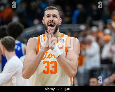 18. März 2023: Tennessee Forward Uros Plavsic (33) feiert nach der 2. Hälfte eines College-Basketballspiels der zweiten Runde im NCAA-Turnier für Männer zwischen Duke Blue Devils und Tennessee Volunteers. Tennessee besiegte Duke 65-52 im Amway Center in Orlando, FL. Romeo T Guzman/CSM. Stockfoto