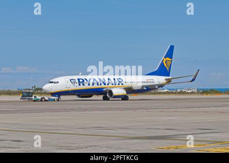 Ryanair-Flugzeug auf der Start- und Landebahn des Flughafens Bari in Italien Stockfoto