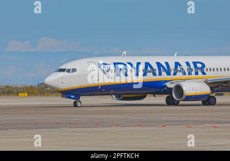 Ryanair-Flugzeug auf der Start- und Landebahn des Flughafens Bari in Italien Stockfoto