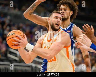 18. März 2023: Tennessee Forward Uros Plavsic (33) während der 2. Hälfte eines College-Basketballspiels in der zweiten Runde im NCAA-Turnier für Männer zwischen Duke Blue Devils und Tennessee Volunteers. Tennessee besiegte Duke 65-52 im Amway Center in Orlando, FL. Romeo T Guzman/CSM. Stockfoto