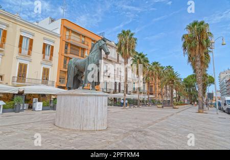 BARI, ITALIEN - 26. September 2019 Pferd mit Gualdrape von Mario Ceroli im Stadtzentrum an der Piazza della Liberta. Das Denkmal ist ironischerweise dem gewidmet Stockfoto