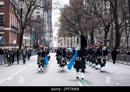 Strafverfolgungs- und Militärangehörige parieren am 17. märz 2023 während der Saint Patrick's Day Parade in New York, USA. Foto: Wendy P. Romero/Long Visual Press Stockfoto