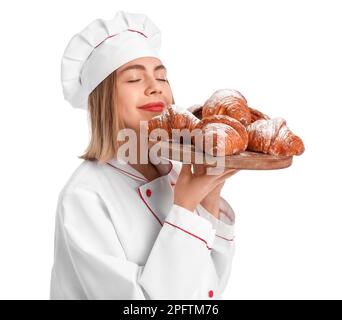 Bäckerin mit einem Brett leckerer Croissants auf weißem Hintergrund Stockfoto