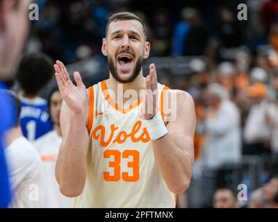 18. März 2023: Tennessee Forward Uros Plavsic (33) feiert nach der 2. Hälfte eines College-Basketballspiels der zweiten Runde im NCAA-Turnier für Männer zwischen Duke Blue Devils und Tennessee Volunteers. Tennessee besiegte Duke 65-52 im Amway Center in Orlando, FL. Romeo T Guzman/CSM. Stockfoto