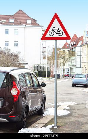 Vorsicht vor Radfahrern-Warnschildern auf der Straße der Stadt Stockfoto