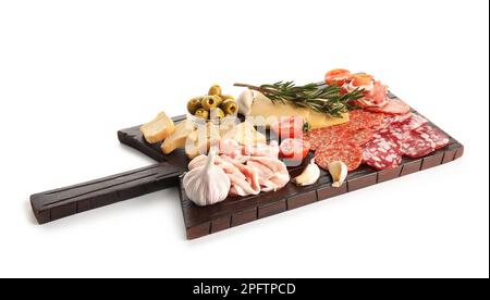 Holzbrett mit einer Auswahl an leckeren Delikatessen und Käse isoliert auf weißem Hintergrund Stockfoto