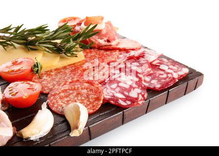 Holzbrett mit einer Auswahl an leckeren Delikatessen isoliert auf weißem Hintergrund, Nahaufnahme Stockfoto