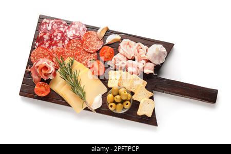 Holzbrett mit einer Auswahl an leckeren Delikatessen und Käse isoliert auf weißem Hintergrund Stockfoto