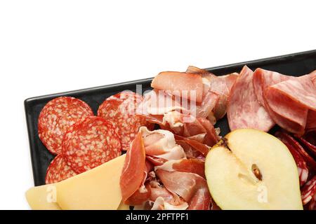 Gehen Sie an Bord mit einer Auswahl an leckeren Delikatessen, isoliert auf weißem Hintergrund, Nahaufnahme Stockfoto