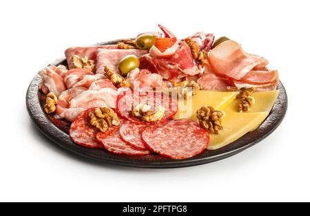 Teller mit einer Auswahl an leckeren Delikatessen und Käse, isoliert auf weißem Hintergrund Stockfoto