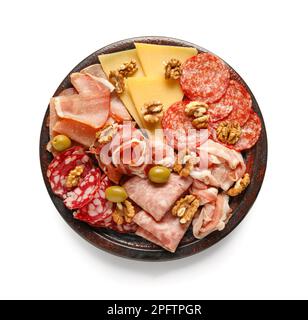 Teller mit einer Auswahl an leckeren Delikatessen und Käse, isoliert auf weißem Hintergrund Stockfoto