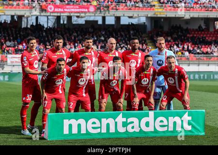 Monza, Italien. 18. März 2023. Das AC Monza Team stellt sich während des Fußballspiels der Serie A 2022/23 zwischen AC Monza und US Cremonese im U-Power Stadium auf. Endstand: Monza 1:1 Cremonese (Foto: Fabrizio Carabelli/SOPA Images/Sipa USA). Gutschrift: SIPA USA/Alamy Live News Stockfoto