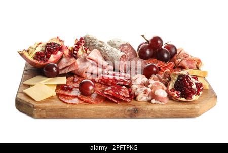 Holzbrett mit einer Auswahl an leckeren Delikatessen isoliert auf weißem Hintergrund Stockfoto