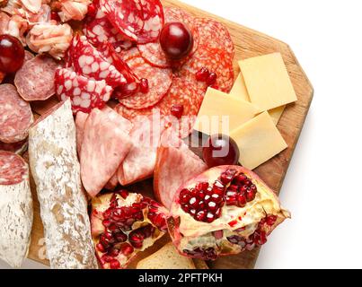 Holzbrett mit einer Auswahl an leckeren Delikatessen isoliert auf weißem Hintergrund, Nahaufnahme Stockfoto