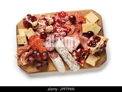 Holzbrett mit einer Auswahl an leckeren Delikatessen isoliert auf weißem Hintergrund Stockfoto