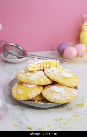 Leckere Zitronenkekse auf dem Teller, ostern. Thema mit Eiern und Tulpen Stockfoto