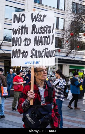 Seattle, USA. 18. März 2023. Demonstranten versammeln sich im Westlake Park zum Protest für den Frieden in der Ukraine. Die Gruppe versammelt sich zum 20. Jahrestag der US-Invasion im Irak und ruft dazu auf, keine endlosen Kriege mehr zu führen und die Bedürfnisse der Menschen zu finanzieren. James Anderson/Alamy Live News Stockfoto