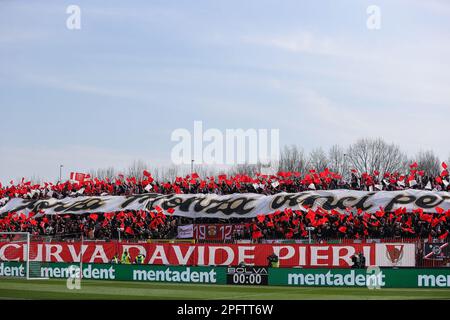 Monza, Italien. 18. März 2023. AC Monza-Fans wurden am 18. März 2023 während des Fußballspiels der Serie A 2022/23 zwischen AC Monza und US Cremonese im U-Power Stadium in Monza, Italien, gesehen – Photo FCI/Fabrizio Carabelli Final Score; Monza 1:1 Cremonese (Foto: Fabrizio Carabelli/SOPA Images/Sipa USA). Guthaben: SIPA USA/Alamy Live News Stockfoto