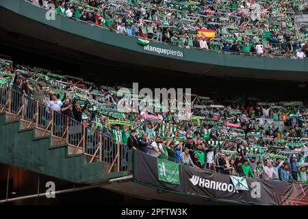 Sevilla, Spanien. 16. März 2023. Echte Betis-Fans halten Schals in der Hand, bevor sie das Spiel der UEFA Europa League im Estadio Benito Villamarin in Sevilla starten. Der Bildausdruck sollte lauten: Jonathan Moscrop/Sportimage Credit: Sportimage/Alamy Live News Stockfoto