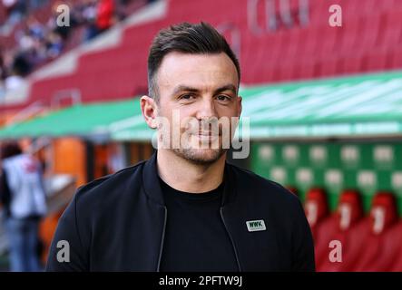 Deutschland. 18. März 2023. Augsburg, Deutschland. 18. März 2023. firo : 03/18/2023, Fußball, 1. Liga, 1. Bundesliga, Staffel 2022/2023, 25. Spieltag FC Augsburg - FC Schalke 04 1: 1, Coach Enrico Maassen, FC Augsburg, FCA, Augsburg, Halbe Zahl, Kredit: dpa/Alamy Live News Kredit: dpa Picture Alliance/Alamy Live News Stockfoto