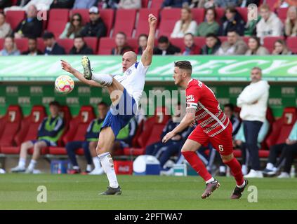 Deutschland. 18. März 2023. Augsburg, Deutschland. 18. März 2023. firo : 03/18/2023, Fußball, 1. Liga, 1. Bundesliga, Staffel 2022/2023, 25. Spieltag FC Augsburg - FC Schalke 04 1: 1, Michael Frey, FC Schalke 04, S04, Schalke, Jeffrey Gouweleeuw, FC Augsburg, FCA, Augsburg, vollständige Figur, Kredit: dpa/Alamy Live News Kredit: dpa Picture Alliance/Alamy Live News Stockfoto