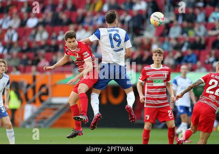 Deutschland. 18. März 2023. Augsburg, Deutschland. 18. März 2023. firo : 03/18/2023, Fußball, 1. Liga, 1. Bundesliga, Staffel 2022/2023, 25. Spieltag FC Augsburg - FC Schalke 04 1: 1, Elvis Rexhbecaj, FC Augsburg, FCA, Augsburg, Kenan Karaman, FC Schalke 04, S04, Schalke, volle Figur, Kredit: dpa/Alamy Live News Kredit: dpa Picture Alliance/Alamy Live News Stockfoto