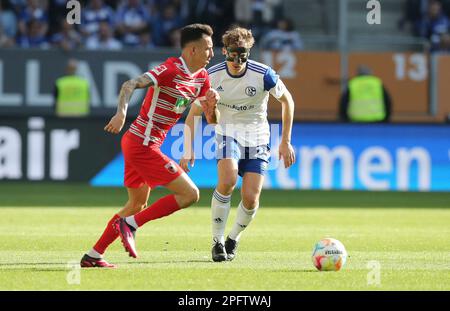 Deutschland. 18. März 2023. Augsburg, Deutschland. 18. März 2023. firo : 03/18/2023, Fußball, 1. Liga, 1. Bundesliga, Saison 2022/2023, 25. Spieltag FC Augsburg - FC Schalke 04 1: 1, Iago, FC Augsburg, FCA, Augsburg, Cedric Brunner, FC Schalke 04, S04, Schalke, ganze Figur, Kredit: dpa/Alamy Live News Kredit: dpa Picture Alliance/Alamy Live News Stockfoto
