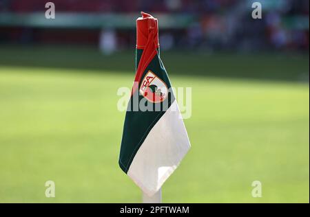Deutschland. 18. März 2023. Augsburg, Deutschland. 18. März 2023. firo : 03/18/2023, Fußball, 1. Liga, 1. Bundesliga, Staffel 2022/2023, 25. Spieltag FC Augsburg - FC Schalke 04 1: 1, FC Augsburg, FCA, Augsburg, Einleger, General, Feature, Corner Flag, Credit: dpa/Alamy Live News Credit: dpa Picture Alliance/Alamy Live News Stockfoto