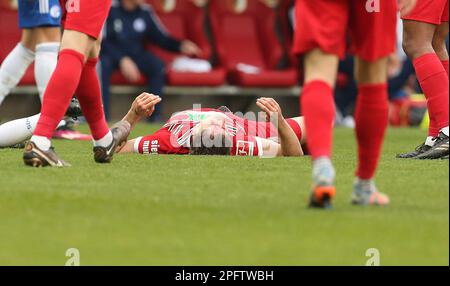 Deutschland. 18. März 2023. Augsburg, Deutschland. 18. März 2023. firo : 03/18/2023, Fußball, 1. Liga, 1. Bundesliga, Staffel 2022/2023, 25. Spieltag FC Augsburg - FC Schalke 04 1: 1, Elvis Rexhbecaj, FC Augsburg, FCA, Augsburg, Volle Figur, Risswunden, Blut, liegt am Boden bluten, Verletzung, Kredit: dpa/Alamy Live News Kredit: dpa Picture Alliance/Alamy Live News Stockfoto