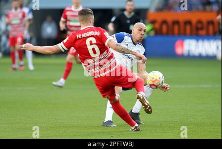 Deutschland. 18. März 2023. Augsburg, Deutschland. 18. März 2023. firo : 03/18/2023, Fußball, 1. Liga, 1. Bundesliga, Staffel 2022/2023, 25. Spieltag FC Augsburg - FC Schalke 04 1: 1, Jeffrey Gouweleeuw, FC Augsburg, FCA, Augsburg, Michael Frey, FC Schalke 04, S04, Schalke, ganze Figur, Duels, Kredit: dpa/Alamy Live News Kredit: dpa Picture Alliance/Alamy Live News Stockfoto