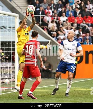 Deutschland. 18. März 2023. Augsburg, Deutschland. 18. März 2023. firo : 03/18/2023, Fußball, 1. Liga, 1. Bundesliga, Staffel 2022/2023, 25. Spieltag FC Augsburg - FC Schalke 04 1: 1, Rafal Gikiewicz, FC Augsburg, FCA, Augsburg, Vollständige Figur, Michael Frey, FC Schalke 04, S04, Schalke, Kredit: dpa/Alamy Live News Kredit: dpa Picture Alliance/Alamy Live News Stockfoto