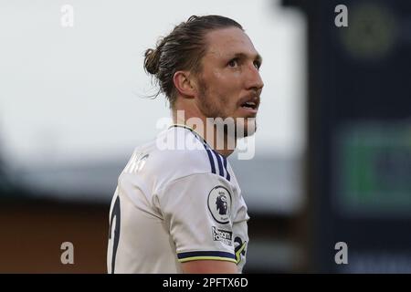 Wolverhampton, Großbritannien. 18. März 2023. Luke Ayling #2 von Leeds United während des Premier League-Spiels Wolverhampton Wanderers vs Leeds United in Molineux, Wolverhampton, Großbritannien, 18. März 2023 (Foto von James Heaton/News Images) in Wolverhampton, Großbritannien, am 3./18. März 2023. (Foto: James Heaton/News Images/Sipa USA) Guthaben: SIPA USA/Alamy Live News Stockfoto