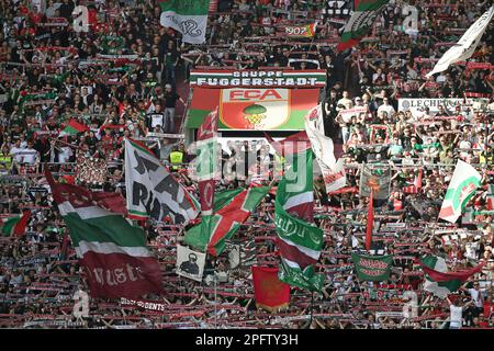 Deutschland. 18. März 2023. Fans, Football-Fans, Augsburg-Fanblock. Fußball 1. Bundesliga Staffel 2022/2023, 25. Spieltag, matchday25, FC Augsburg - FC Schalke 04 1-1 am 03/18/2023, WWK ARENA Augsburg. ? Kredit: dpa Picture Alliance/Alamy Live News Stockfoto