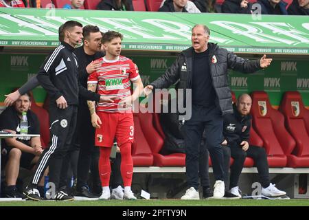 Deutschland. 18. März 2023. v.re:Stefan REUTER (Manager FC Augsburg), Mads PEDERSEN (FC Augsburg), Enrico MAASSEN (Trainer FC Augsburg). Fußball 1. Bundesliga Staffel 2022/2023, 25. Spieltag, matchday25, FC Augsburg - FC Schalke 04 1-1 am 03/18/2023, WWK ARENA Augsburg. ? Kredit: dpa Picture Alliance/Alamy Live News Stockfoto