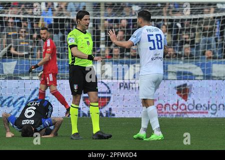 Pisa, Italien. 18. März 2023. Der Schiedsrichter Gianluca Manganiello spricht mit Christian Diego Pastina (Benevento) während des Spiels AC Pisa gegen Benevento Calcio, italienischer Fußball Serie B in Pisa, Italien, März 18 2023 Kredit: Independent Photo Agency/Alamy Live News Stockfoto