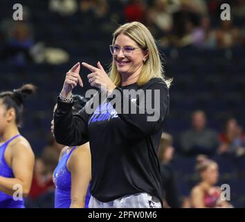 18. März 2023: Florida Gymnastics Head Coach Jenny Rowland ermutigt ihr Team während der Aufwärmveranstaltungen der SEC Gymnastics Championships 2023 in der Gas South Arena in Duluth, GA Kyle Okita/CSM Credit: CAL Sport Media/Alamy Live News Stockfoto