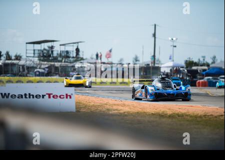 10 TAYLOR Ricky (usa), ALBUQUERQUE Filipe (prt), DELETRAZ Louis (che), Konica Minolta Acura ARX-06, Acura ARX-06, Action während der Mobil 1 Twelve Hours of Sebring 2023, 2. Runde der IMSA SportsCar Championship 2023, vom 15. Bis 18. März 2023 auf dem Sebring International Raceway, Florida USA – Foto: Jan-patrick Wagner/DPPI/LiveMedia Stockfoto