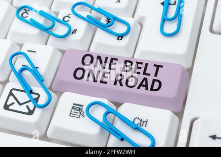 Handgeschriebenes Schild „One Belt One Road“. Das Wort steht auf dem Bau von Handelsrouten zwischen China und anderen Ländern Stockfoto