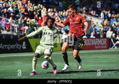 18. März 2023: Los Angeles FC Forward Kwadwo Opoku (22) bringt den Ball vor dem Seattle Sounders Verteidiger Jackson Ragen (25) während des MLS-Fußballspiels zwischen dem Los Angeles FC und dem Seattle Sounders FC auf dem Lumen Field in Seattle, WA. Die Teams spielten zu einem Unentschieden von Null. Steve Faber/CSM Stockfoto