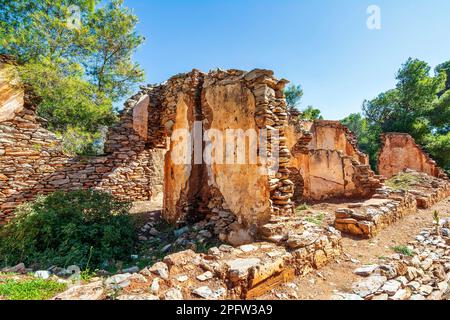 Ruinen verlassener Bergbauhäuser in der Region Lavrion. Griechenland. Stockfoto