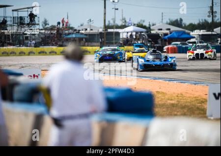 10 TAYLOR Ricky (usa), ALBUQUERQUE Filipe (prt), DELETRAZ Louis (che), Konica Minolta Acura ARX-06, Acura ARX-06, Action während der Mobil 1 Twelve Hours of Sebring 2023, 2. Runde der IMSA SportsCar Championship 2023, vom 15. Bis 18. März 2023 auf dem Sebring International Raceway, Florida USA – Foto: Jan-patrick Wagner/DPPI/LiveMedia Stockfoto