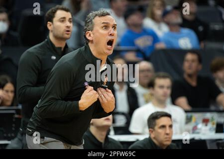 Sacramento, Kalifornien, USA. 18. März 2023. Princeton Tigers Coach Mitch Henderson (hc) schreit während eines Spiels im NCAA Tournament im Golden 1 Center in Sacramento, Samstag, den 18. März 2023. (Kreditbild: © Paul Kitagaki Jr./ZUMA Press Wire) NUR REDAKTIONELLE VERWENDUNG! Nicht für den kommerziellen GEBRAUCH! Stockfoto