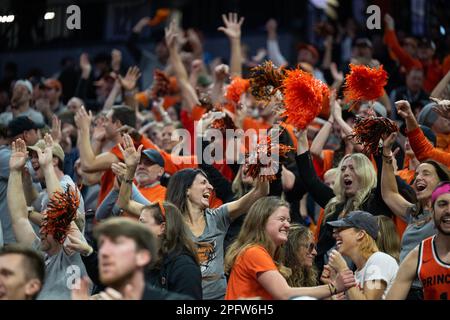 Sacramento, Kalifornien, USA. 18. März 2023. Princeton Tigers-Fans feiern einen Korb während eines Spiels im NCAA Tournament im Golden 1 Center in Sacramento, Samstag, den 18. März 2023. (Kreditbild: © Paul Kitagaki Jr./ZUMA Press Wire) NUR REDAKTIONELLE VERWENDUNG! Nicht für den kommerziellen GEBRAUCH! Stockfoto