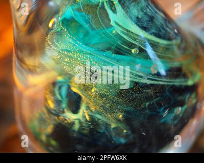 Makroaufnahme aus mehrfarbigem mundgeblasenem Glas Stockfoto