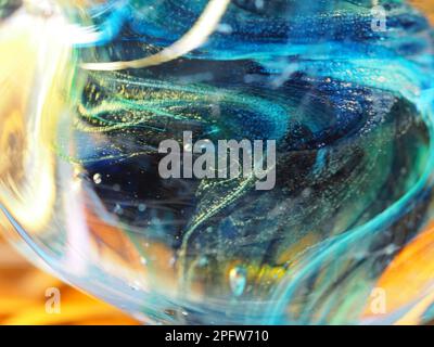 Makroaufnahme aus mehrfarbigem mundgeblasenem Glas Stockfoto